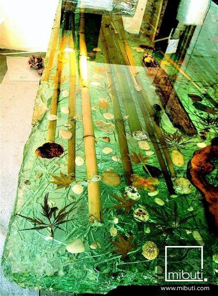 Фото столов из эпоксидной смолы с бамбуком