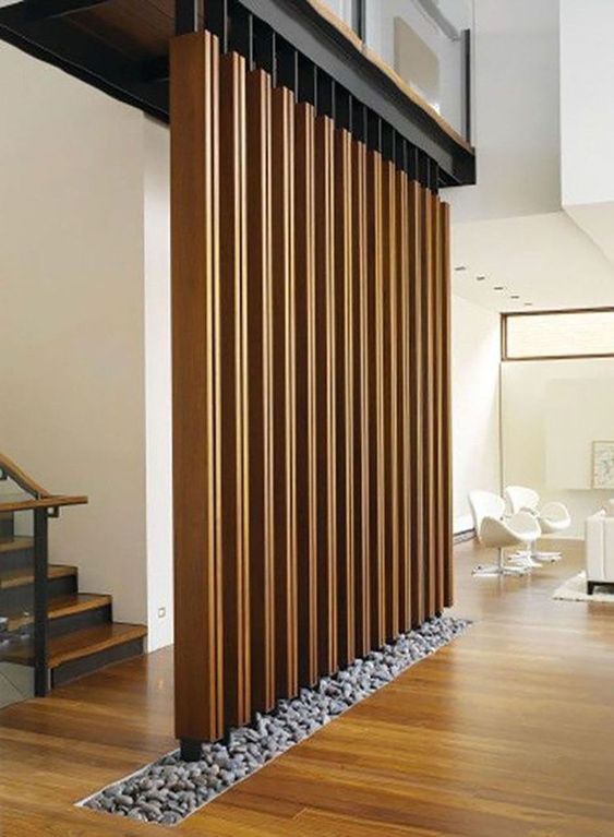 Деление пространства дома с помощью перегородки из вертикальных деревянных брусков в японском стиле