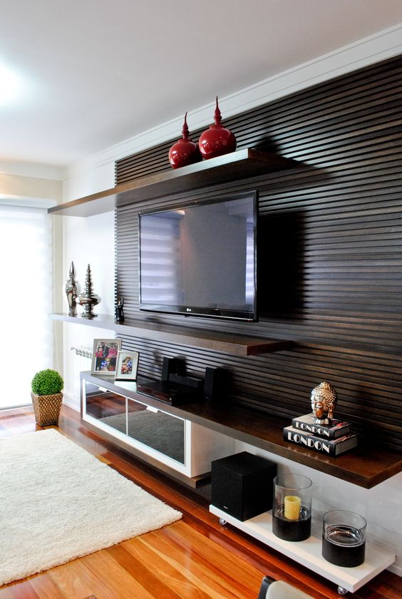 Современная стенка для ТВ с экраном из тёмных деревянных реек
