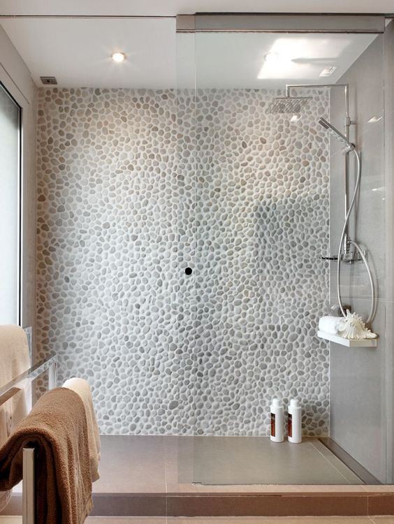 Мозаика в виде мелких камешков в оформлении стен душевой комнаты