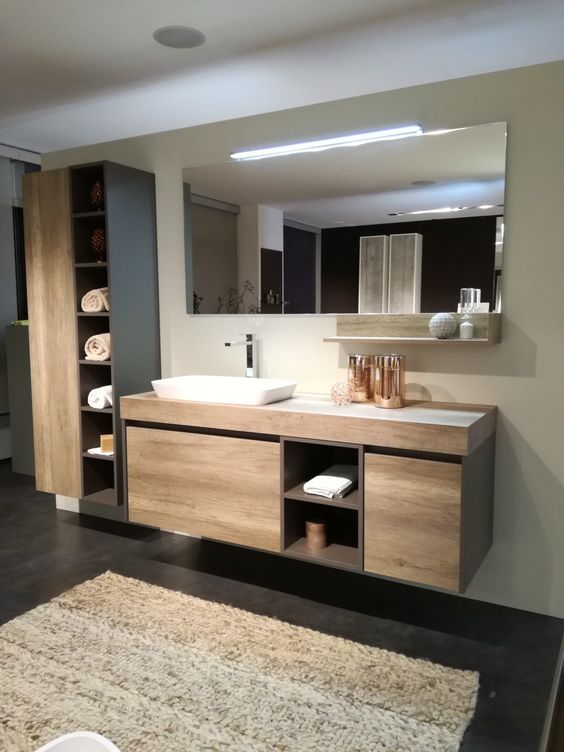 Счетание серого цвета и древесных декоров в дизайне мебели для ванной