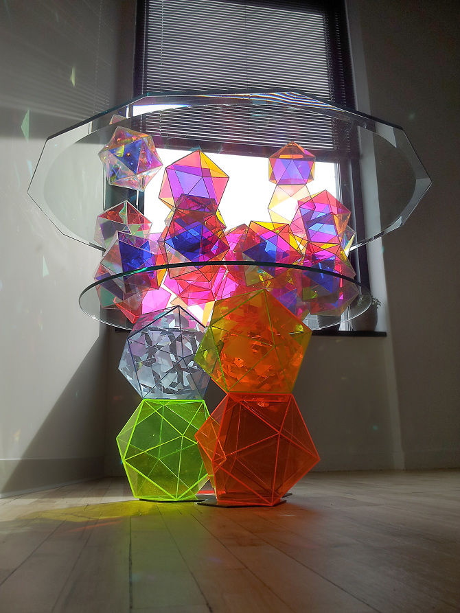 Прозрачные разноцветные икосаэдры в столах Sparkle Geometric Table