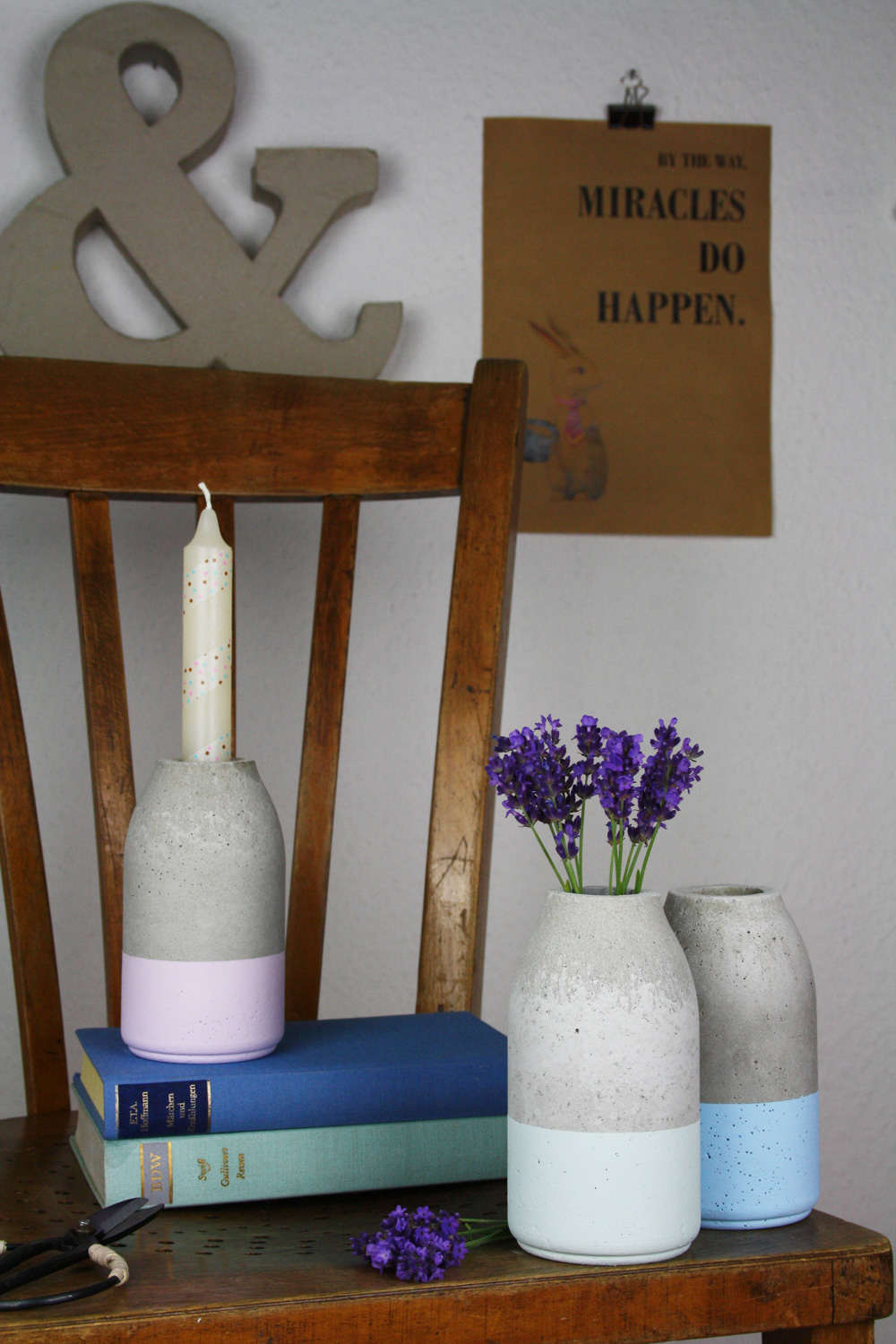 Бетонные вазы могут использоваться для установки сухих цветов и свеч