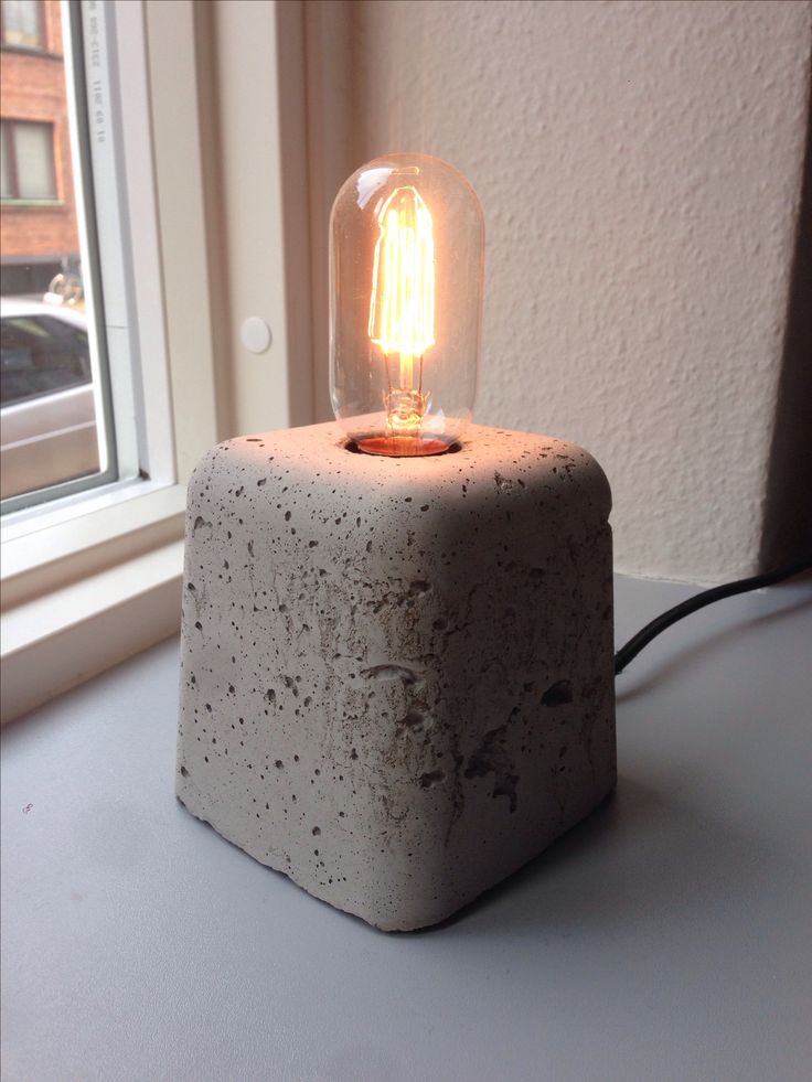 Пример настольной лампы из бетона