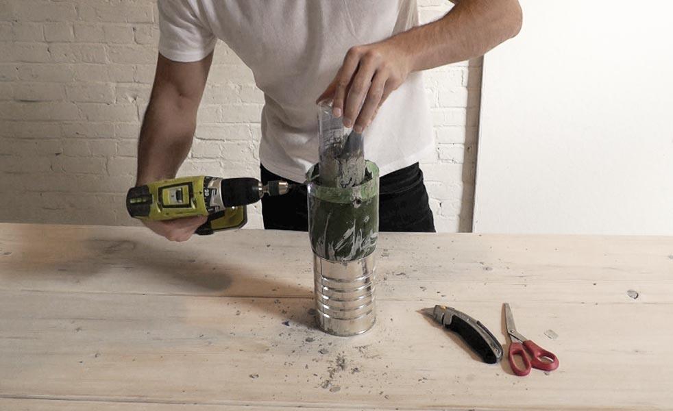 Выкручиваем шурупы и с помощью ножа разрезаем и удаляем пластиковую бутылку