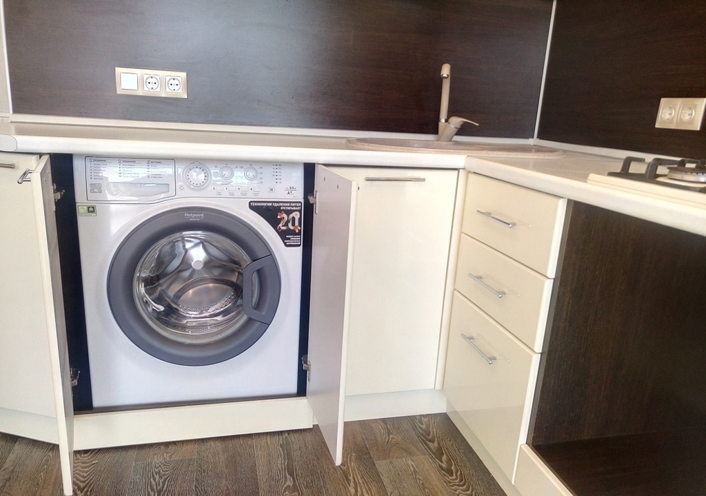 Пример установки не встраиваемой стиральной машины на кухне, при этом она закрывается дверками