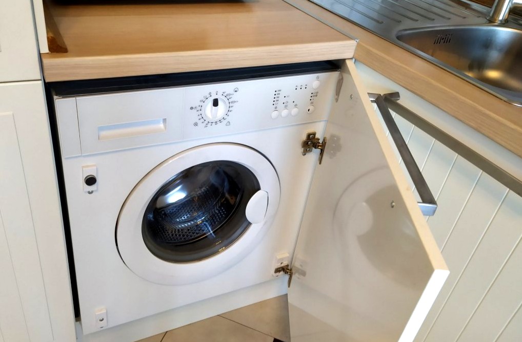 Можно сказать, цивилизованное размещение стиральной машины на кухне - установка встраиваемой машинки
